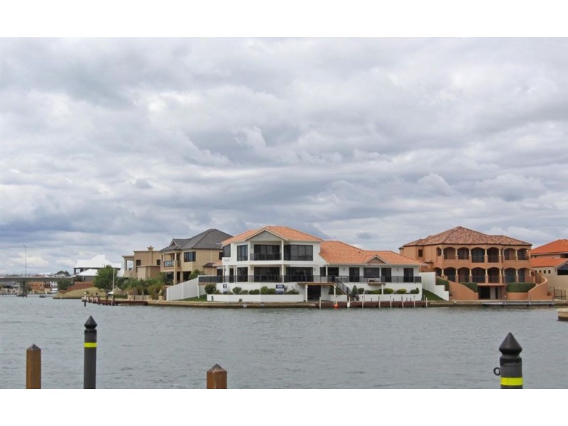 13 Picaroon Place, Halls Head WA 6210