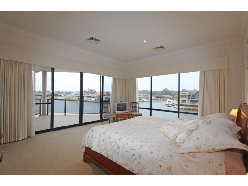 13 Picaroon Place, Halls Head WA 6210