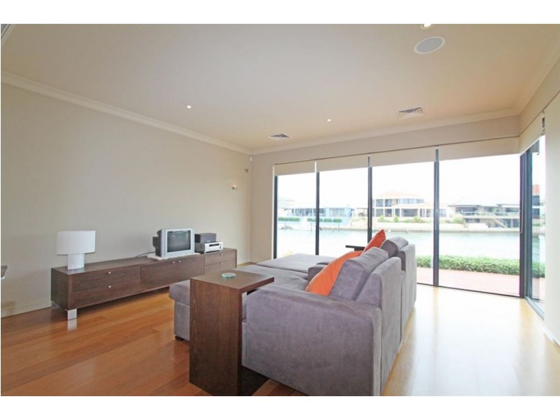 7 Solstraale Place, Halls Head WA 6210
