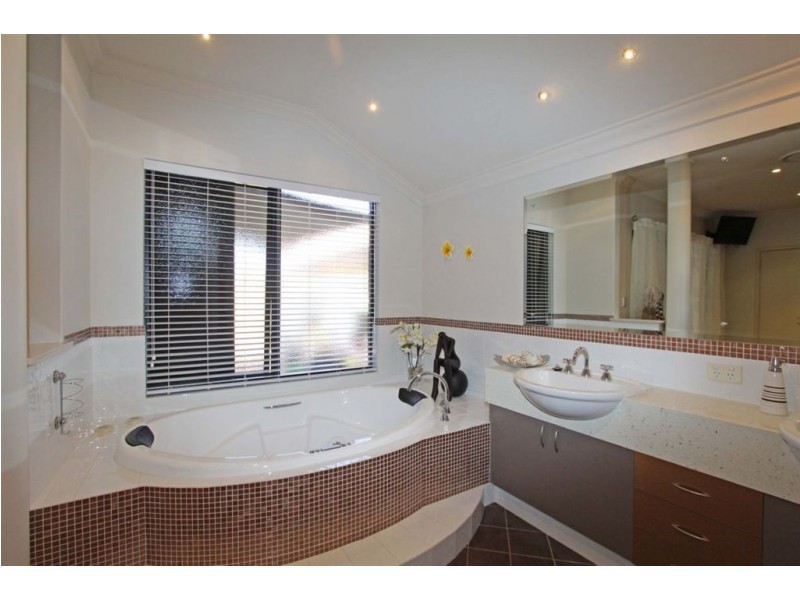 15 Ragamuffin Point, Halls Head WA 6210