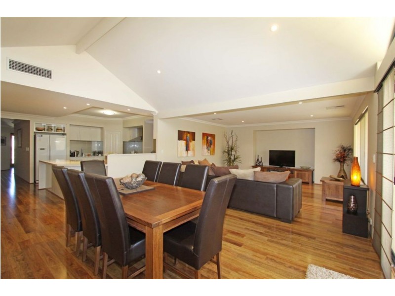 12 Victor Drive, Madora Bay WA 6210