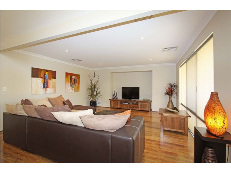 12 Victor Drive, Madora Bay WA 6210