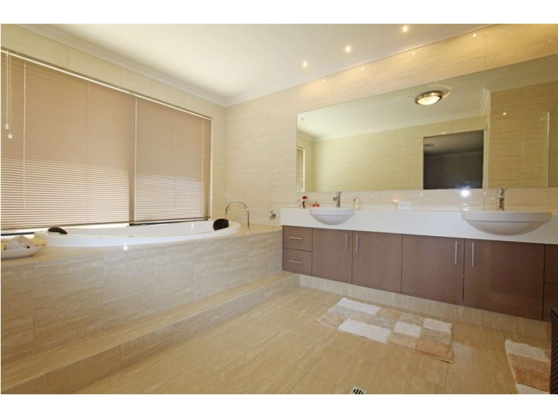 12 Victor Drive, Madora Bay WA 6210