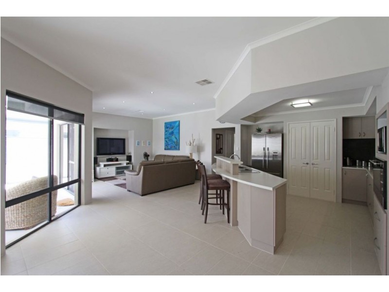 5 Walnut Way, Meadow Springs WA 6210