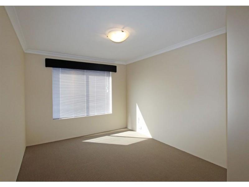 18 Hokitika Drive, Dudley Park WA 6210