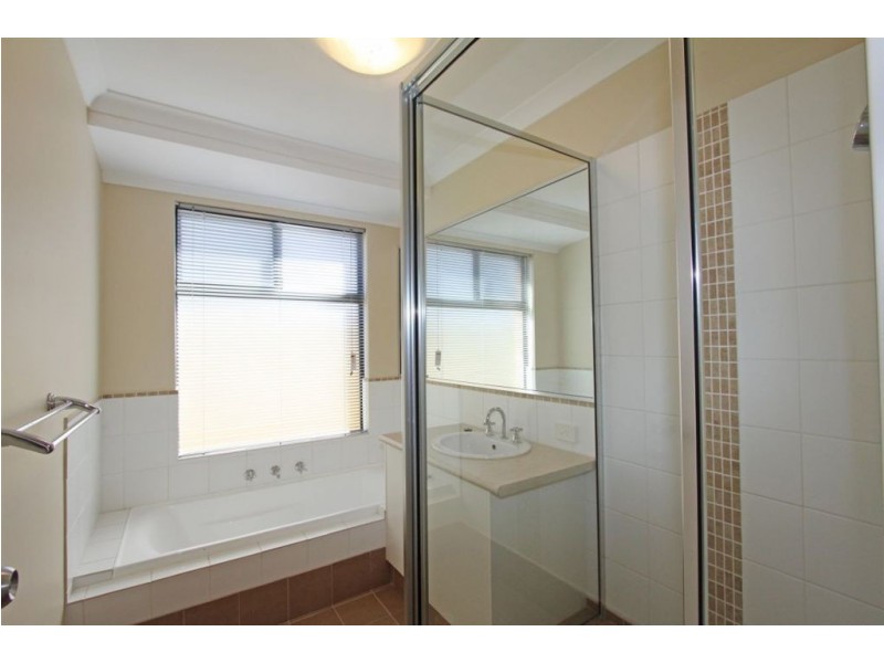 18 Hokitika Drive, Dudley Park WA 6210