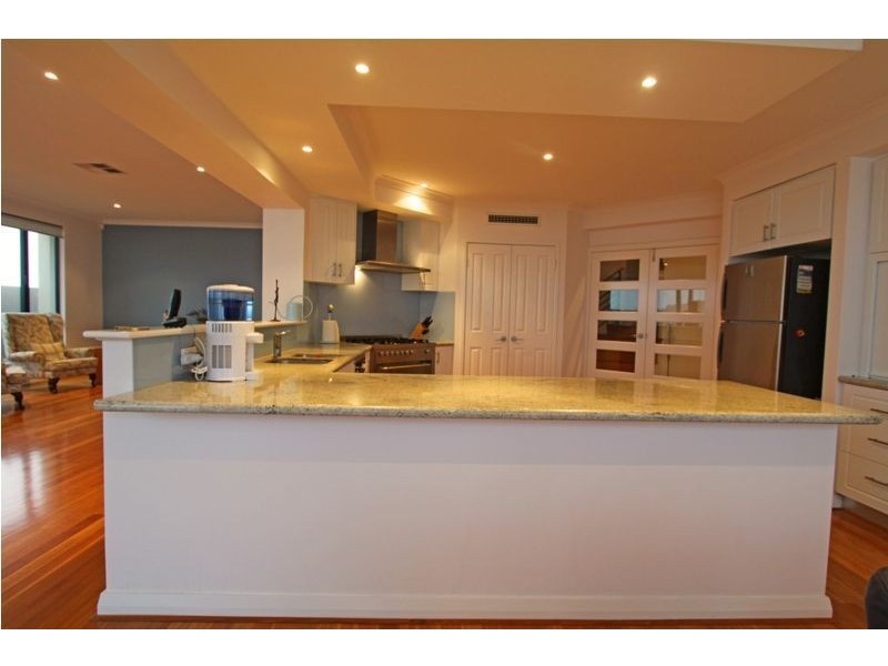 8 Seaview Place, Wannanup WA 6210