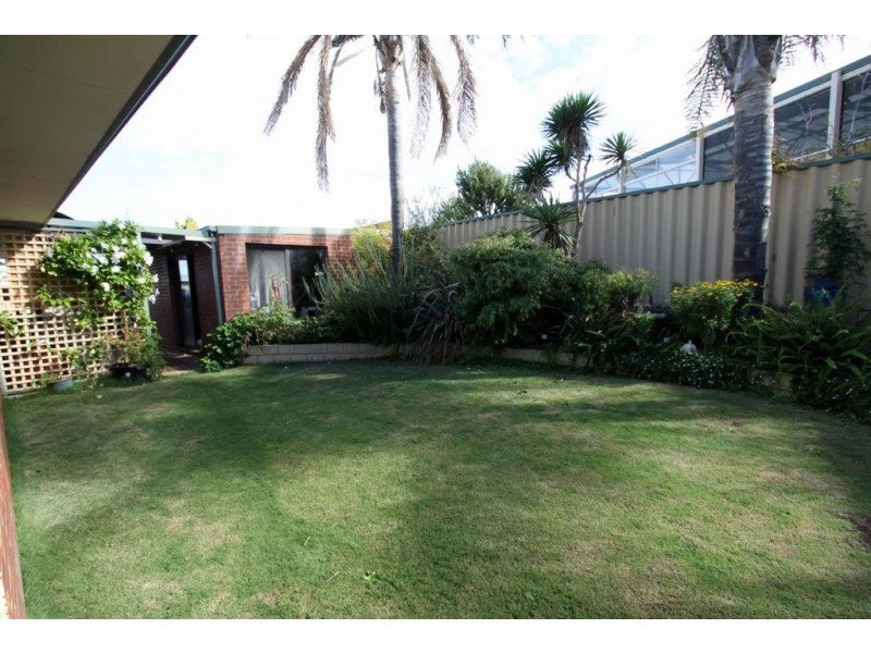 8 Oaklands Avenue, Halls Head WA 6210