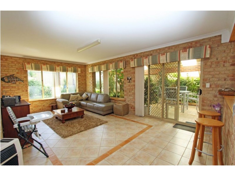 8 Oaklands Avenue, Halls Head WA 6210