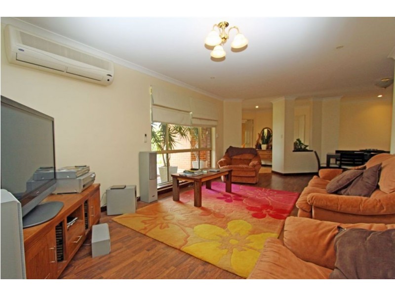 8 Oaklands Avenue, Halls Head WA 6210