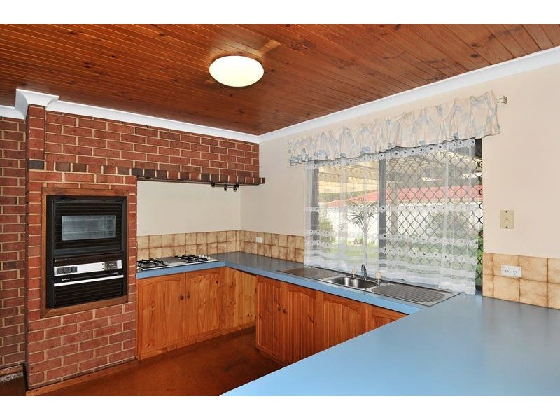 2 Kent Close, Halls Head WA 6210