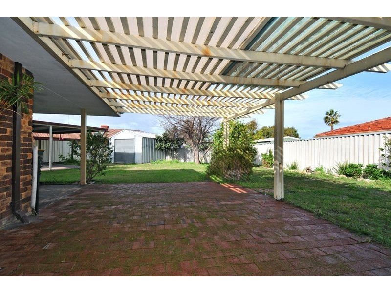 2 Kent Close, Halls Head WA 6210