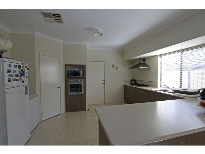 8 Sandbridge Way, Meadow Springs WA 6210