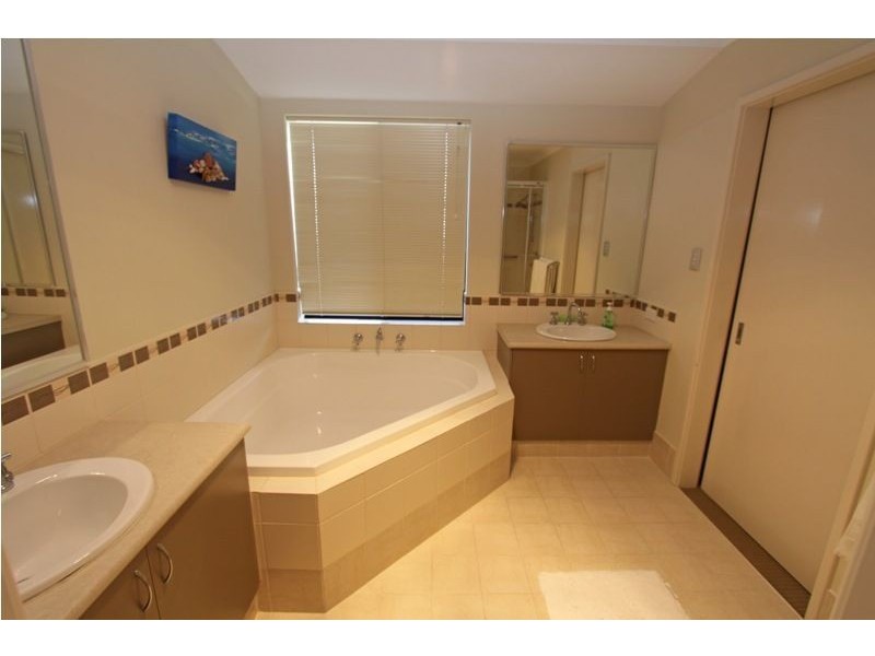 8 Sandbridge Way, Meadow Springs WA 6210