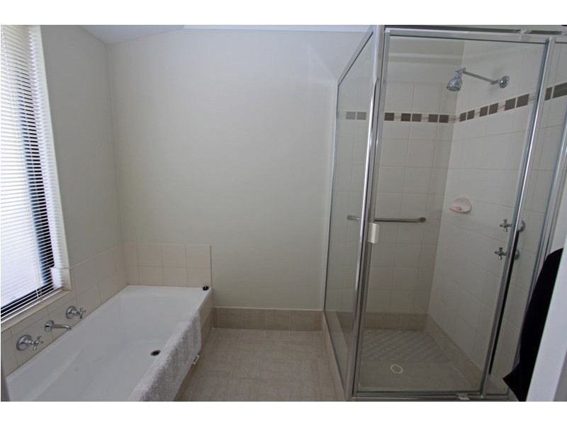 8 Sandbridge Way, Meadow Springs WA 6210