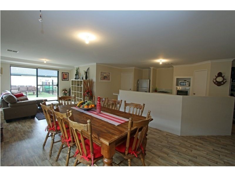 25 Honeydew Trail, Wannanup WA 6210