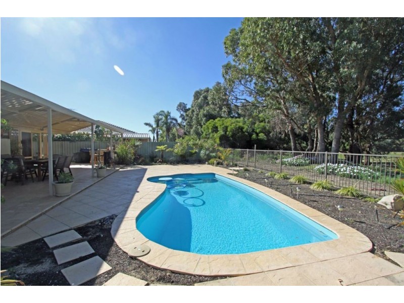 43 Sunningdale Chase, Meadow Springs WA 6210