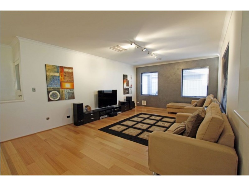 17 Royston Way, Lakelands WA 6180