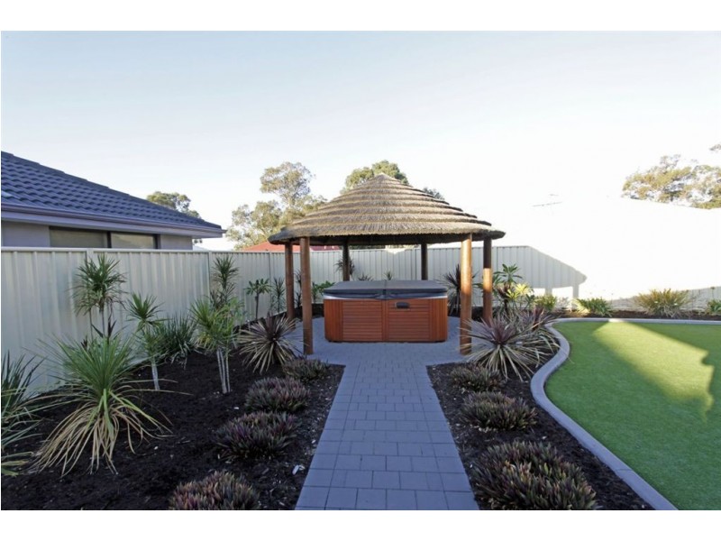 17 Royston Way, Lakelands WA 6180