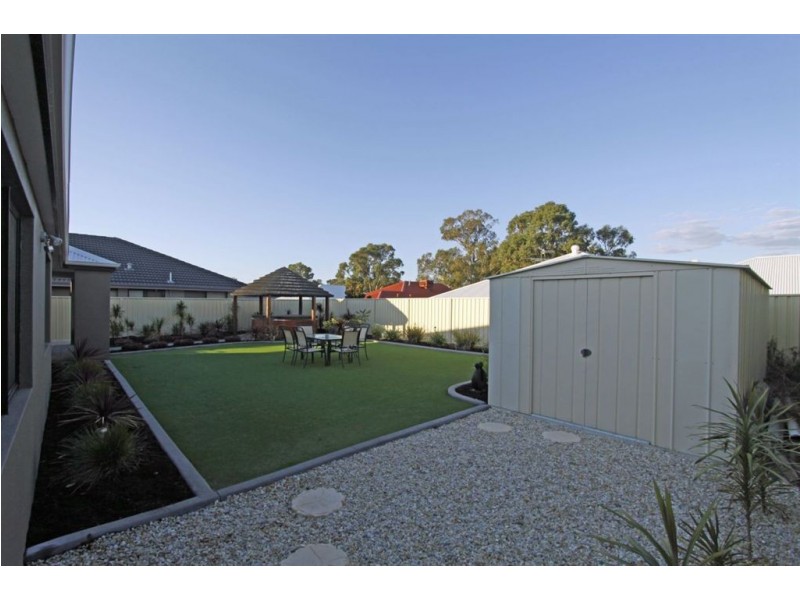 17 Royston Way, Lakelands WA 6180