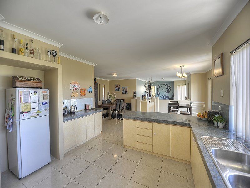 10 Bookleaf Loop, Halls Head WA 6210