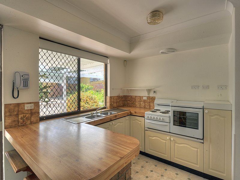 32 Peelwood Parade, Halls Head WA 6210