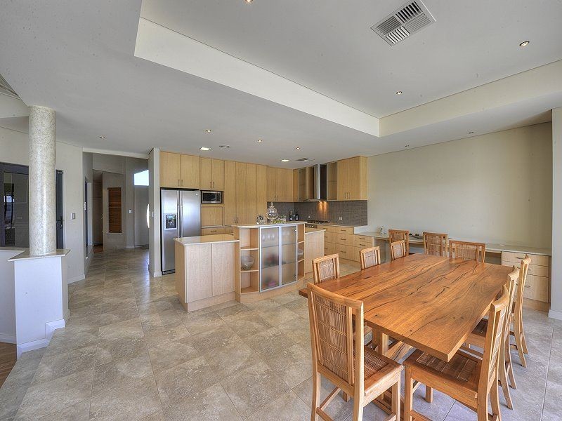 16 Cambria Island Retreat, Halls Head WA 6210