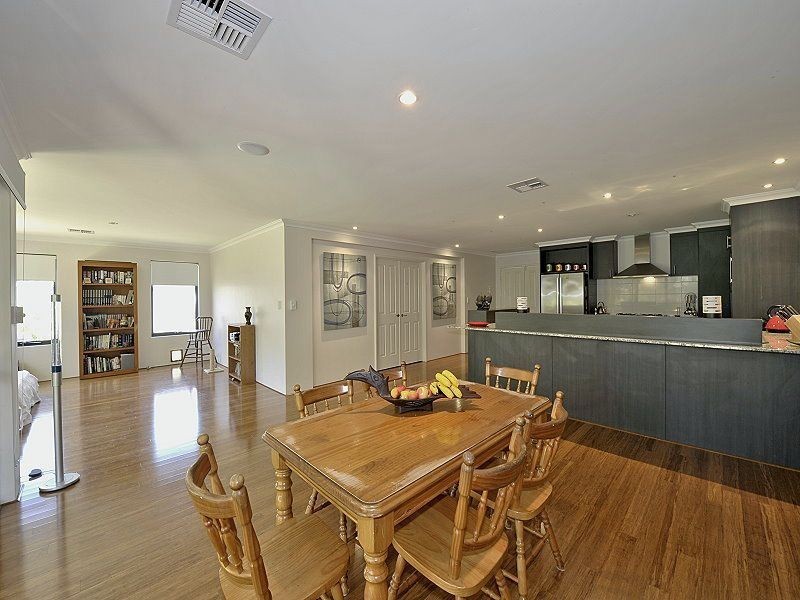 18 Placid Bend, South Yunderup WA 6208