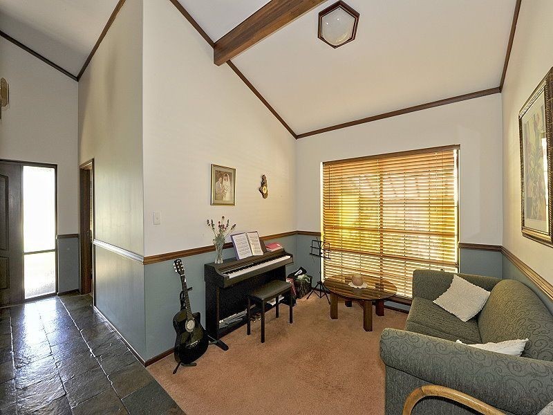 87 Oaklands Avenue, Halls Head WA 6210