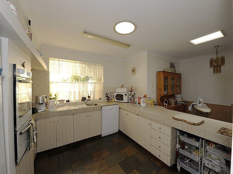 87 Oaklands Avenue, Halls Head WA 6210