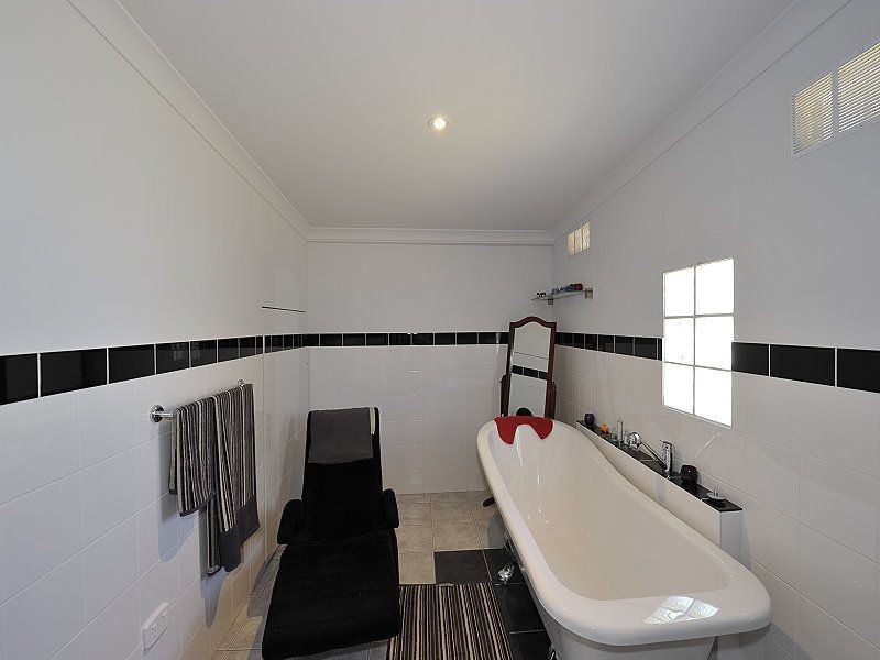 17 Merrivale Street, Wannanup WA 6210