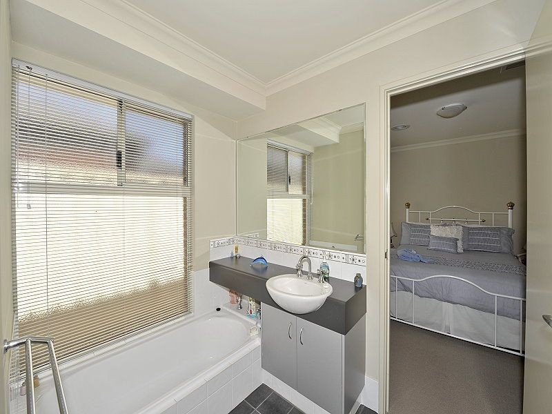 42 Hudson Drive, Dudley Park WA 6210