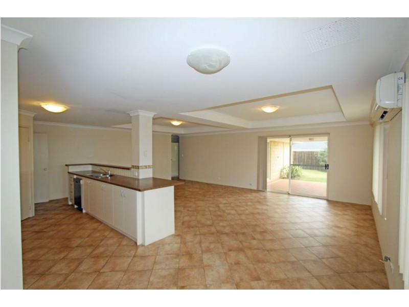 17 Alba Pass, Halls Head WA 6210