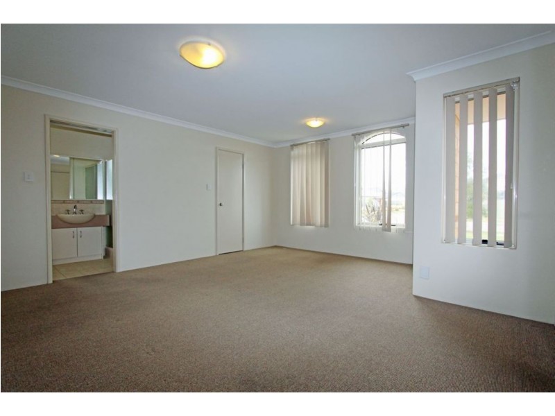 17 Alba Pass, Halls Head WA 6210