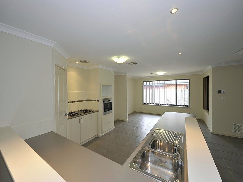 27 Quandong Parkway, Halls Head WA 6210