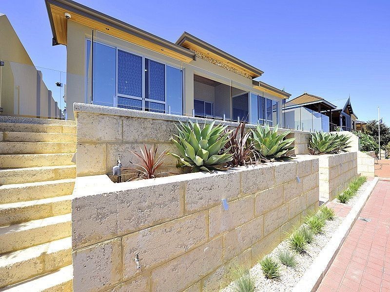 16 Ragamuffin Point, Halls Head WA 6210