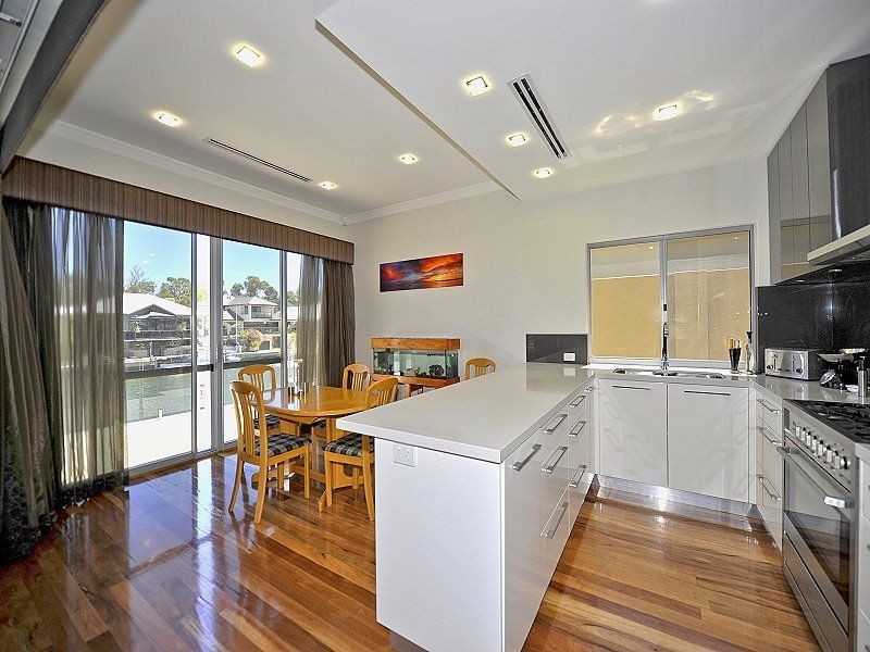 16 Ragamuffin Point, Halls Head WA 6210