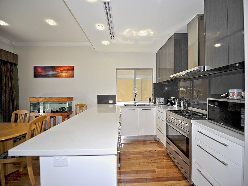 16 Ragamuffin Point, Halls Head WA 6210