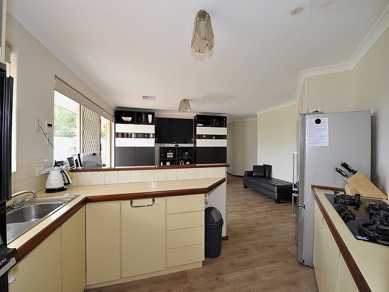 5 Oaklands Avenue, Halls Head WA 6210