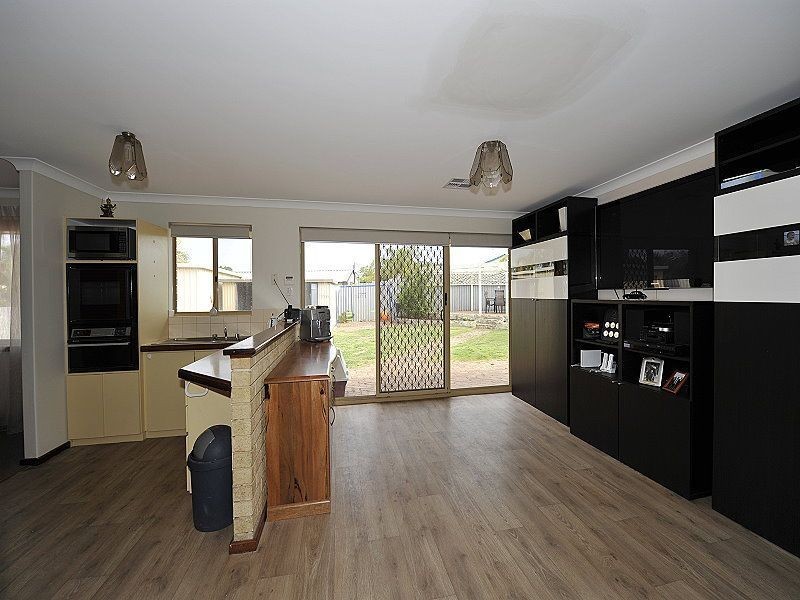 5 Oaklands Avenue, Halls Head WA 6210