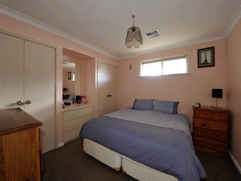 5 Oaklands Avenue, Halls Head WA 6210