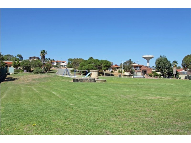 8 Gleneagles Place, Halls Head WA 6210