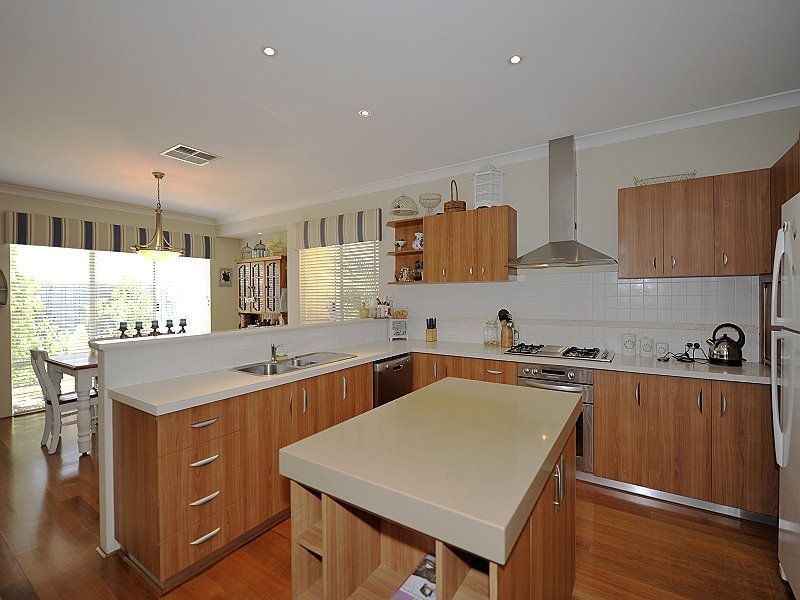 6 Dalona Parkway, Lakelands WA 6180