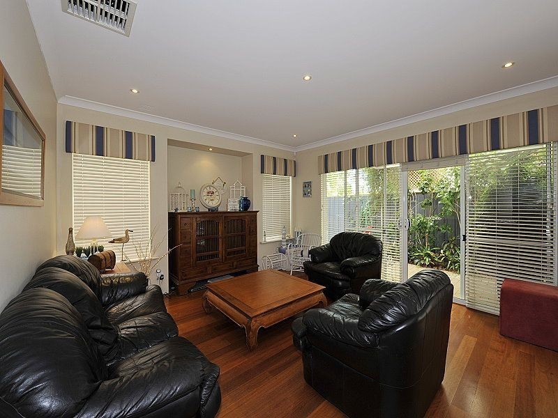 6 Dalona Parkway, Lakelands WA 6180