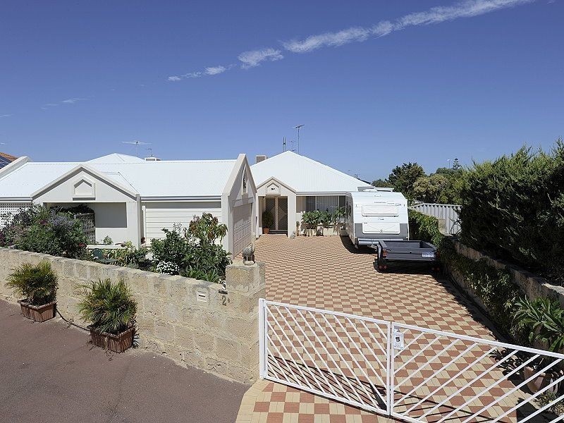 2B Galleon Close, Halls Head WA 6210