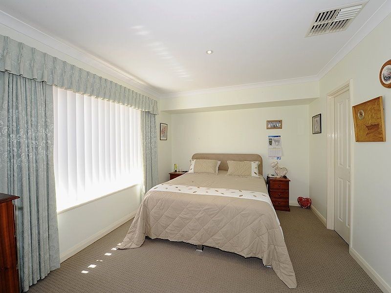 2B Galleon Close, Halls Head WA 6210