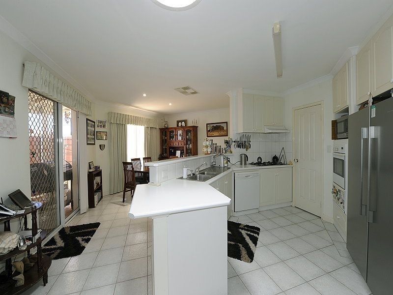 2B Galleon Close, Halls Head WA 6210