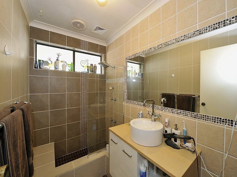 8A Napier Close, Halls Head WA 6210