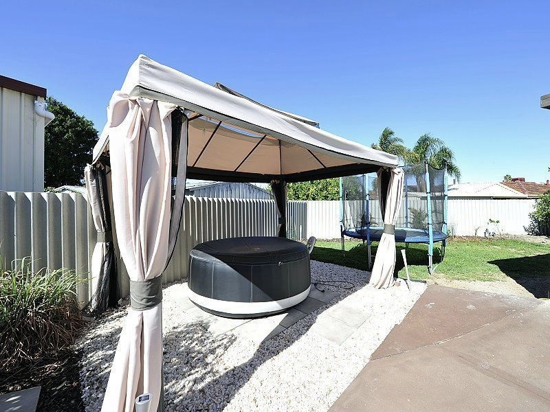8A Napier Close, Halls Head WA 6210