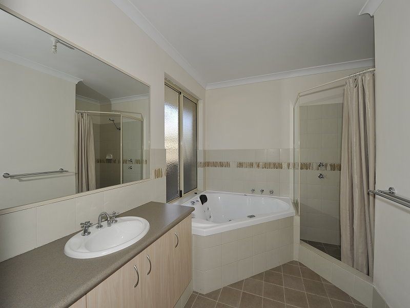 20 Grasshill Grange, Halls Head WA 6210